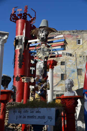 Kunst aus Schrott in der Callejón de Hamel in Havanna (Kuba)