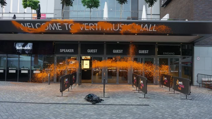 Farbattacke zum Tag der Industrie (19.06.2023) an der Verti Music Hall in Berlin